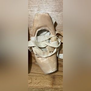 Pointe shoes for crafts
